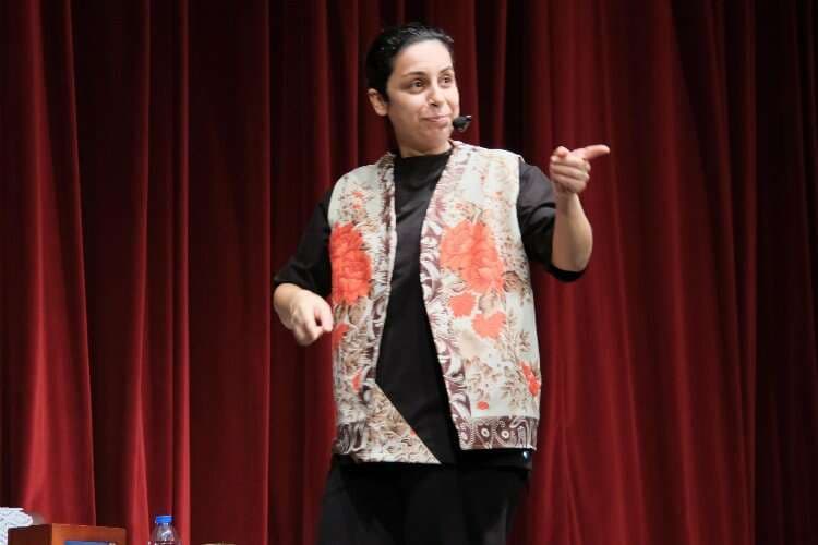 Gozde Nevk Fakfakir Unlumsu Sey stand up 1